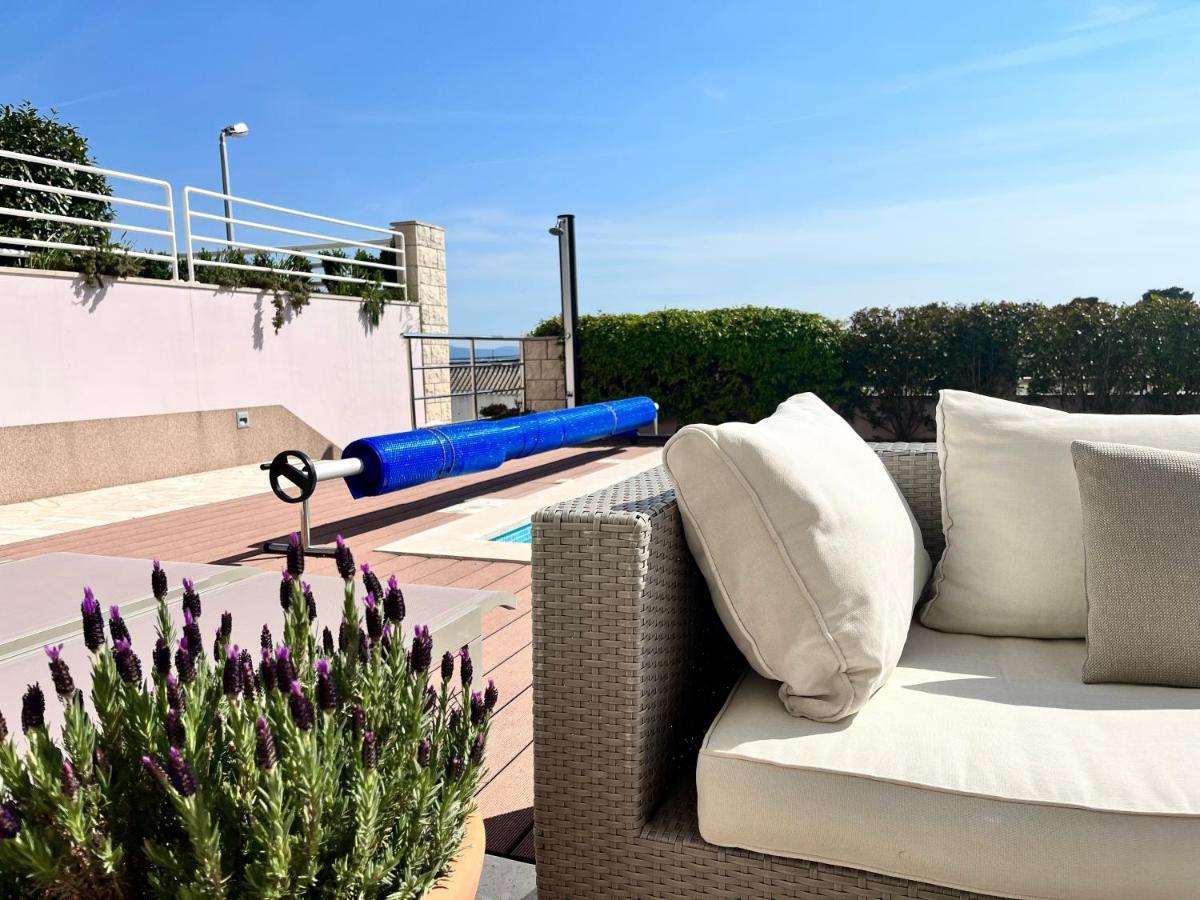 Blue Apartment With Shared Pool Split Buitenkant foto